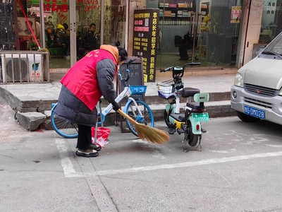 关林街道常态化开展“小广告大清理”专项行动