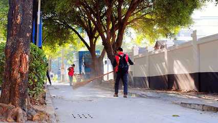 公益正能量:宏鸿志愿者服务队清扫街道共建文明