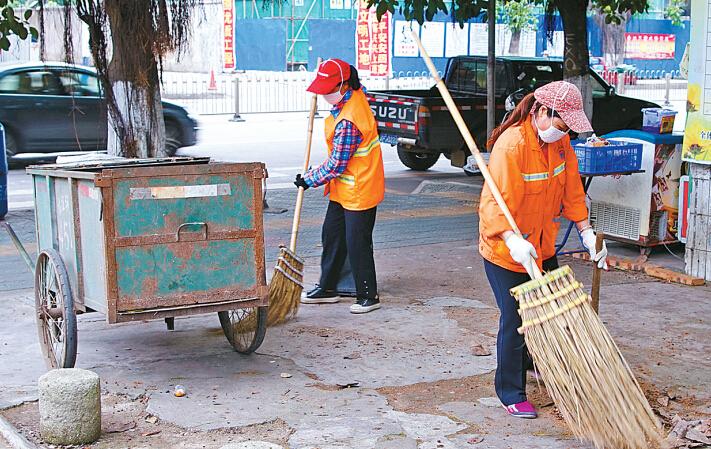 正在清扫城市街道的环卫工人.