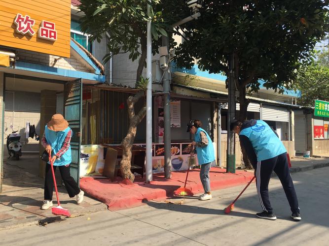 志愿者们在认真打扫共青路街道卫生